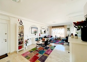 بنتهاوس واسع يطل على البحر والجبال والمناظر الطبيعية الحضرية في منطقة توسمور