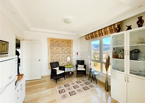 بنتهاوس واسع يطل على البحر والجبال والمناظر الطبيعية الحضرية في منطقة توسمور