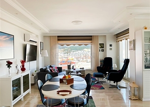 بنتهاوس واسع يطل على البحر والجبال والمناظر الطبيعية الحضرية في منطقة توسمور