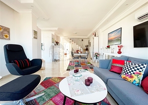 بنتهاوس واسع يطل على البحر والجبال والمناظر الطبيعية الحضرية في منطقة توسمور