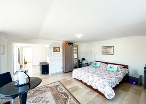 بنتهاوس واسع يطل على البحر والجبال والمناظر الطبيعية الحضرية في منطقة توسمور