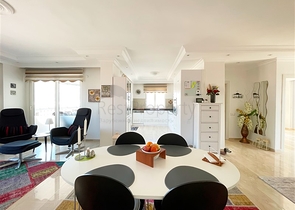 بنتهاوس واسع يطل على البحر والجبال والمناظر الطبيعية الحضرية في منطقة توسمور