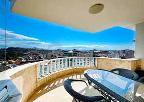 بنتهاوس واسع يطل على البحر والجبال والمناظر الطبيعية الحضرية في منطقة توسمور