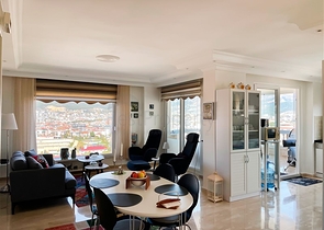 بنتهاوس واسع يطل على البحر والجبال والمناظر الطبيعية الحضرية في منطقة توسمور