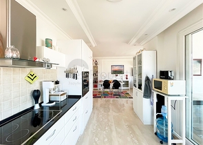 بنتهاوس واسع يطل على البحر والجبال والمناظر الطبيعية الحضرية في منطقة توسمور