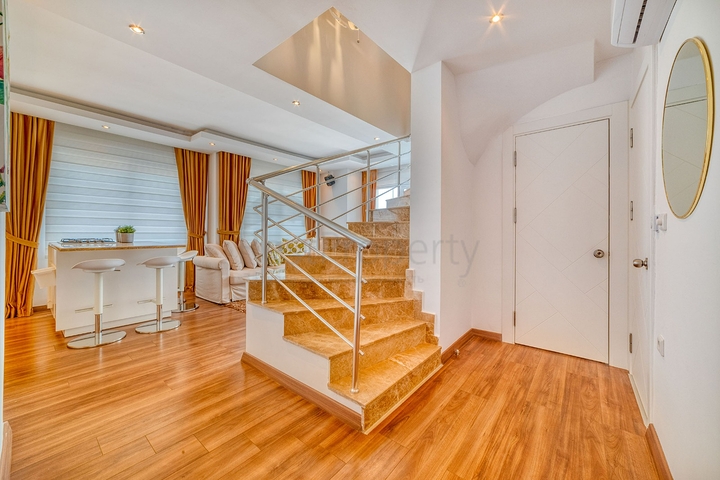 بنتهاوس 2+1 مع تراس واسع وإطلالة على الجبل