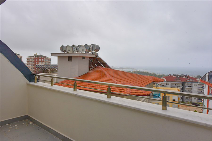 بنتهاوس من طابقين 2 + 1 مع إطلالات على البحر والجبل