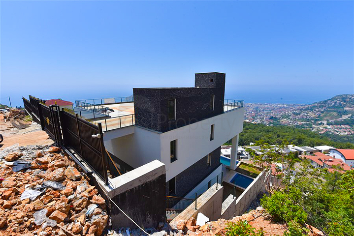 فيلا 4+2 مع حمام سباحة وإطلالة على البحر الأبيض المتوسط