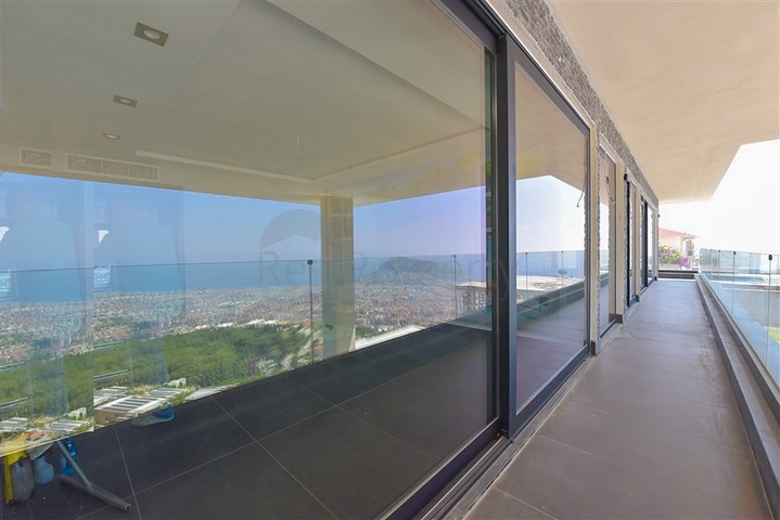 فيلا 4+2 مع حمام سباحة وإطلالة على البحر الأبيض المتوسط