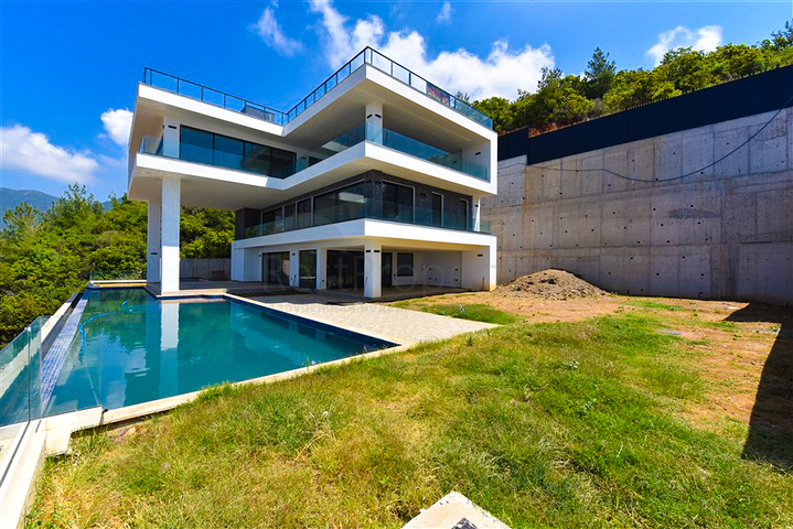 فيلا 4+2 مع حمام سباحة وإطلالة على البحر الأبيض المتوسط