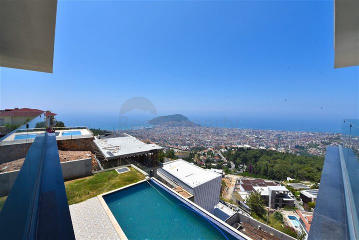 فيلا 4+2 مع حمام سباحة وإطلالة على البحر الأبيض المتوسط