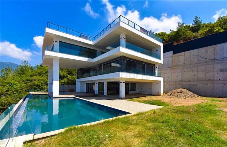 فيلا 4+2 مع حمام سباحة وإطلالة على البحر الأبيض المتوسط