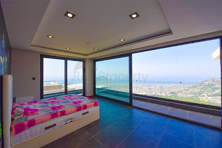 فيلا 4+2 مع حمام سباحة وإطلالة على البحر الأبيض المتوسط