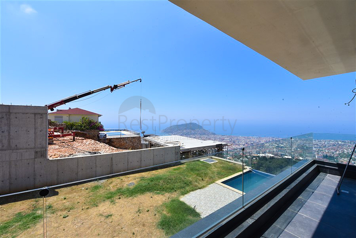 فيلا 4+2 مع حمام سباحة وإطلالة على البحر الأبيض المتوسط