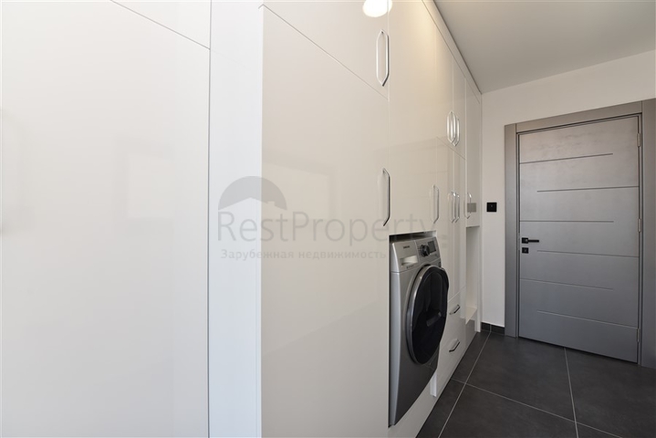 فيلا 4+2 مع حمام سباحة وإطلالة على البحر الأبيض المتوسط