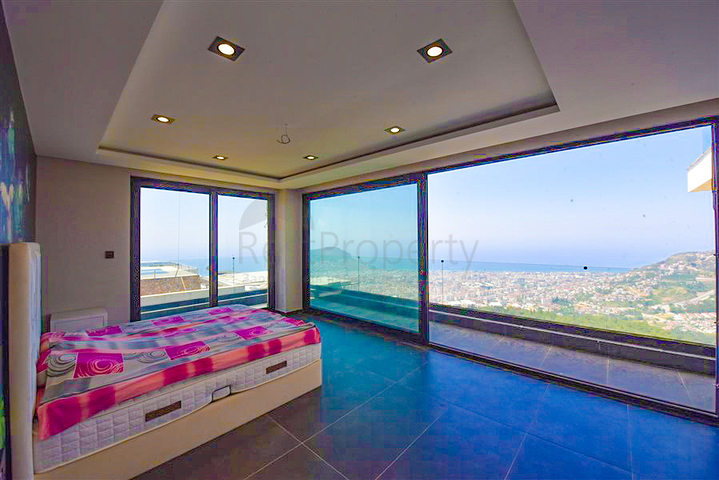 فيلا 4+2 مع حمام سباحة وإطلالة على البحر الأبيض المتوسط