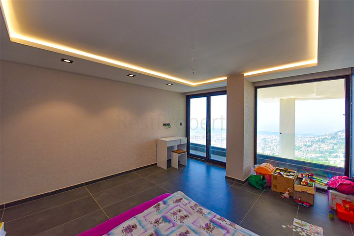 فيلا 4+2 مع حمام سباحة وإطلالة على البحر الأبيض المتوسط