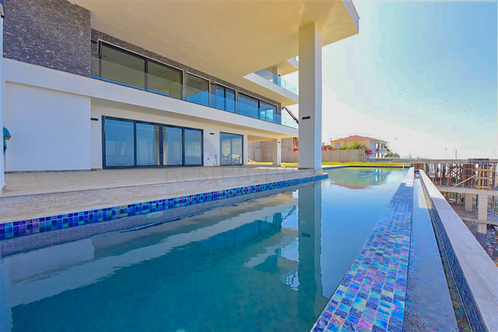 فيلا 4+2 مع حمام سباحة وإطلالة على البحر الأبيض المتوسط