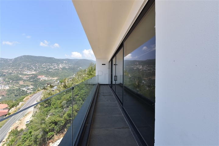 فيلا 4+2 مع حمام سباحة وإطلالة على البحر الأبيض المتوسط