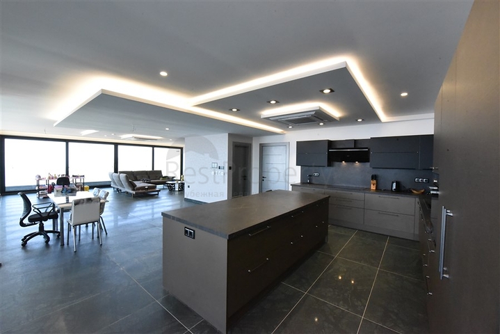 فيلا 4+2 مع حمام سباحة وإطلالة على البحر الأبيض المتوسط