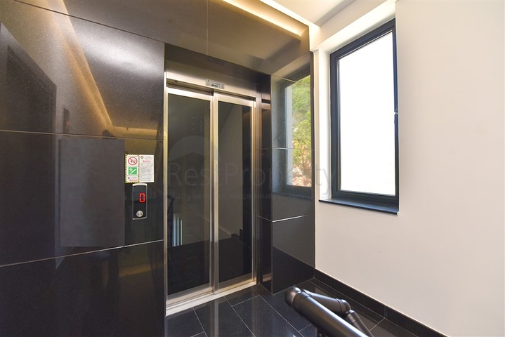 فيلا 4+2 مع حمام سباحة وإطلالة على البحر الأبيض المتوسط