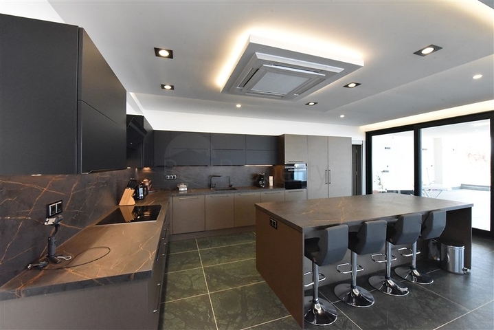 فيلا 4+2 مع حمام سباحة وإطلالة على البحر الأبيض المتوسط