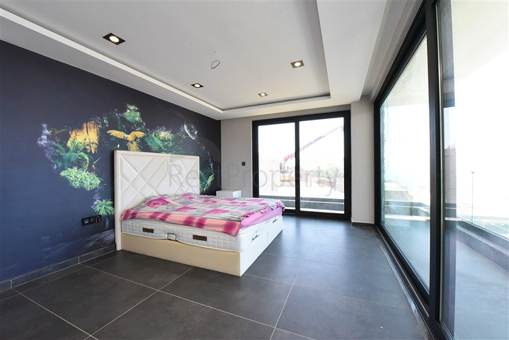 فيلا 4+2 مع حمام سباحة وإطلالة على البحر الأبيض المتوسط