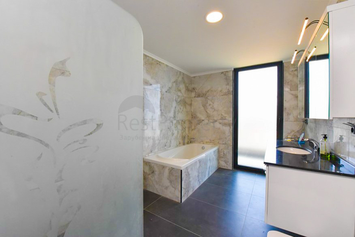 فيلا 4+2 مع حمام سباحة وإطلالة على البحر الأبيض المتوسط