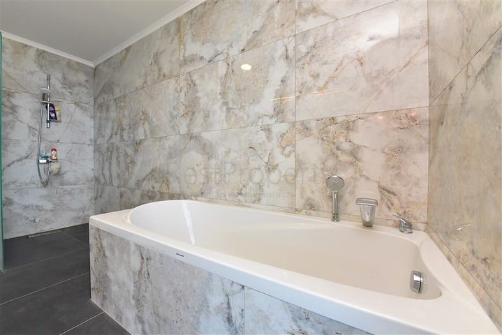 فيلا 4+2 مع حمام سباحة وإطلالة على البحر الأبيض المتوسط