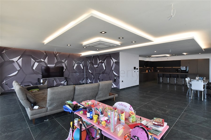 فيلا 4+2 مع حمام سباحة وإطلالة على البحر الأبيض المتوسط