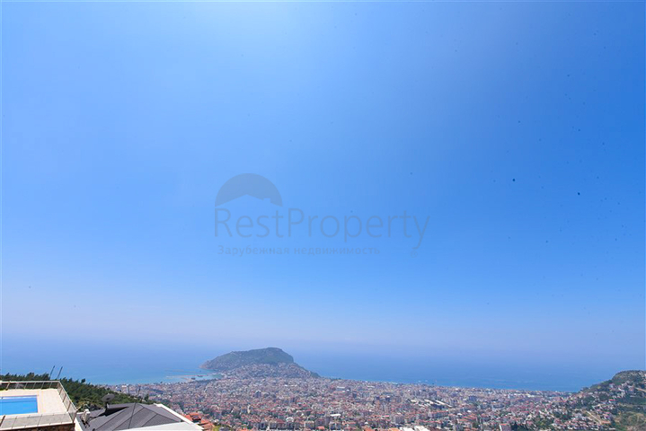 فيلا 4+2 مع حمام سباحة وإطلالة على البحر الأبيض المتوسط