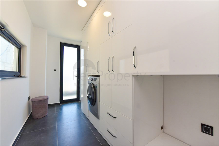 فيلا 4+2 مع حمام سباحة وإطلالة على البحر الأبيض المتوسط