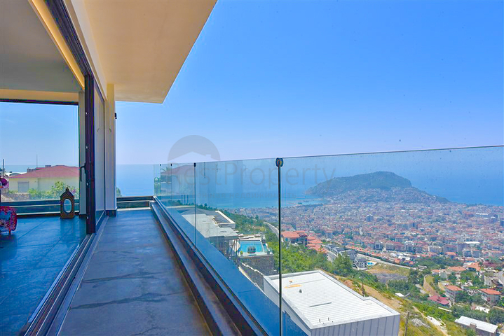 فيلا 4+2 مع حمام سباحة وإطلالة على البحر الأبيض المتوسط