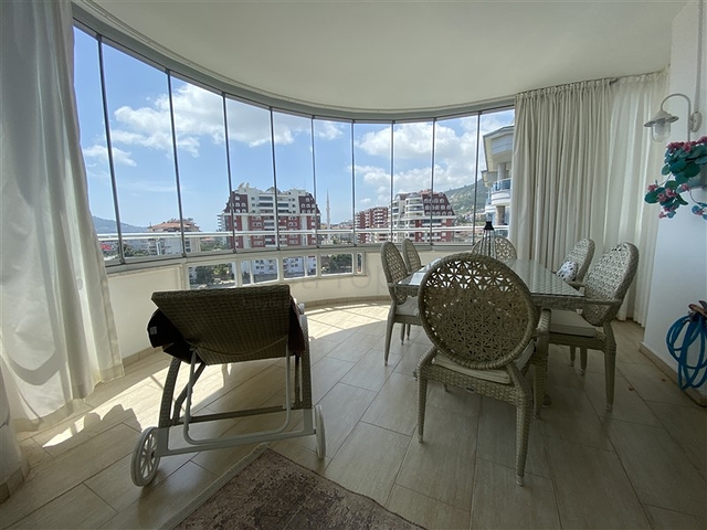 شقة فسيحة من أربع غرف نوم مع إطلالة بانورامية مفتوحة على الجبال