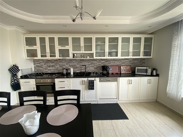 شقة فسيحة من أربع غرف نوم مع إطلالة بانورامية مفتوحة على الجبال