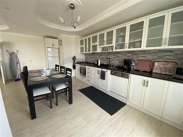 شقة فسيحة من أربع غرف نوم مع إطلالة بانورامية مفتوحة على الجبال