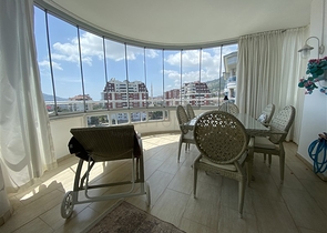 شقة فسيحة من أربع غرف نوم مع إطلالة بانورامية مفتوحة على الجبال