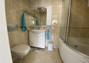 شقة فسيحة من أربع غرف نوم مع إطلالة بانورامية مفتوحة على الجبال