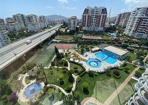 شقة فسيحة من أربع غرف نوم مع إطلالة بانورامية مفتوحة على الجبال