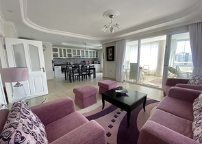 شقة فسيحة من أربع غرف نوم مع إطلالة بانورامية مفتوحة على الجبال