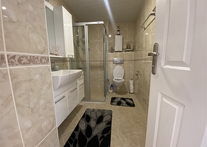 شقة فسيحة من أربع غرف نوم مع إطلالة بانورامية مفتوحة على الجبال