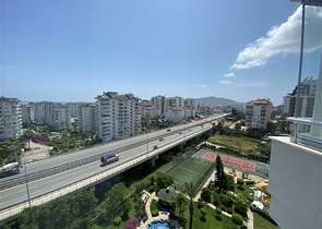 شقة فسيحة من أربع غرف نوم مع إطلالة بانورامية مفتوحة على الجبال