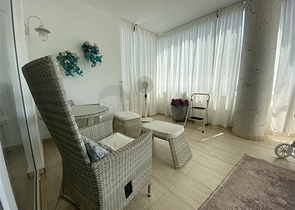 شقة فسيحة من أربع غرف نوم مع إطلالة بانورامية مفتوحة على الجبال