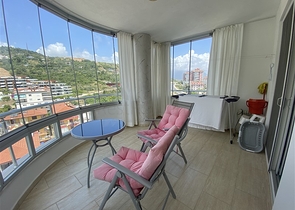 شقة فسيحة من أربع غرف نوم مع إطلالة بانورامية مفتوحة على الجبال