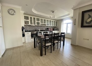 شقة فسيحة من أربع غرف نوم مع إطلالة بانورامية مفتوحة على الجبال