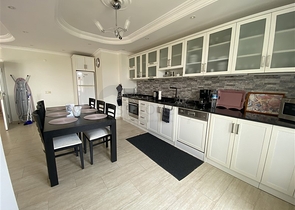 شقة فسيحة من أربع غرف نوم مع إطلالة بانورامية مفتوحة على الجبال