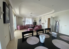 شقة فسيحة من أربع غرف نوم مع إطلالة بانورامية مفتوحة على الجبال