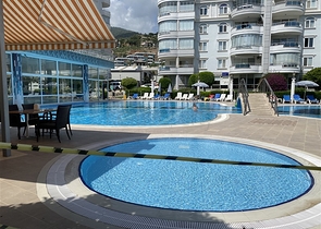 شقة فسيحة من أربع غرف نوم مع إطلالة بانورامية مفتوحة على الجبال