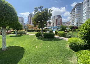 شقة فسيحة من أربع غرف نوم مع إطلالة بانورامية مفتوحة على الجبال