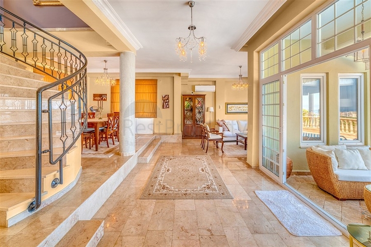 فيلا منفصلة 3 + 1 في مجمع واسع النطاق في منطقة كارجيجاك